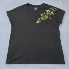 ☆ UNIQLO 刺繍入り ブラック VネックTシャツのサムネイル