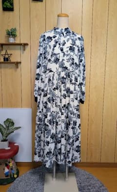 axes femme モノトーン 花柄 ティアードワンピース 長袖のサムネイル