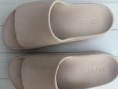 adidas イージースライド似 サンダル ベージュ系のサムネイル