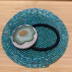 ハンドメイド　くるみボタン　ヘアゴムのサムネイル