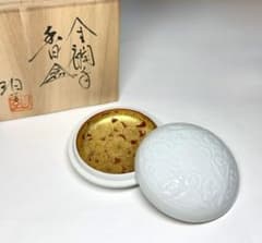 小野珀子 白磁彫 金襴手 香合 香道具 佐賀県重要無形文化財 陶芸 共箱 栞 小野珀子 白磁彫 金襴手 香合 香道具 佐賀県重要無形文化財 陶芸 共箱