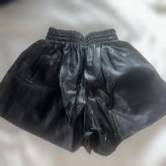An EL-ora-do フェイクレザー ショートパンツ ブラックのサムネイル