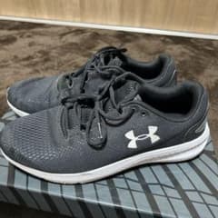 Under Armour Charged ブラック ランニングシューズのサムネイル