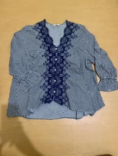 maca ギンガムチェック　コットンブラウス　花柄刺繍　ネイビー　トップス　春のサムネイル
