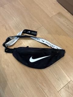 Nike ボディバッグ ブラックのサムネイル