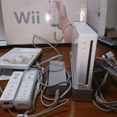 Wiiとリモコン2つヌンチャク1つのサムネイル