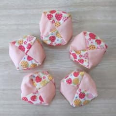 座布団型お手玉5個 白×サーモンピンク いちご 松山敦子さん生地使用