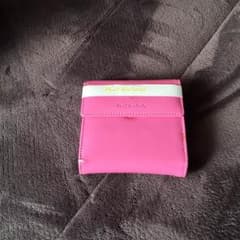 ピンクの財布のサムネイル