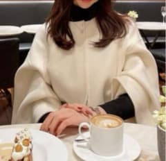 mid. エムプルミエ ブラック ノーカラーフレアケープコート アイボリー