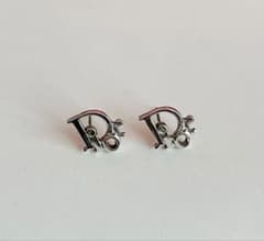 【値下げ！】Dior ロゴ　スタッドピアス　シルバーのサムネイル