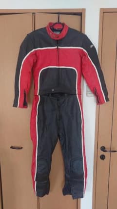 革のライダースーツのサムネイル