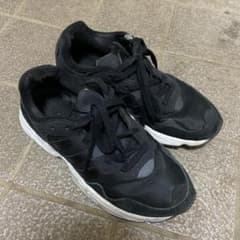 adidas スニーカーのサムネイル
