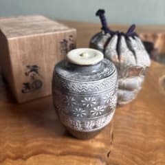 三島 肩衝茶入 茂生作 印花 共箱 三島 肩衝茶入 茂生作 印花 共箱 - メルカリ