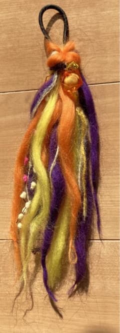 ハンドメイド　ヘアゴム　ビビットカラー　ポンポンのサムネイル