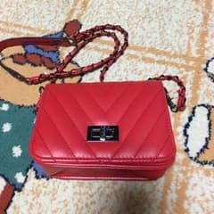 小さめの赤色ショルダーバッグのサムネイル
