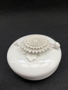 極美品】三川内焼（平戸焼） 白磁 菊花細工 香合 小物入れ ※箱なし 