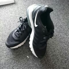 NIKE AIR MAXのサムネイル