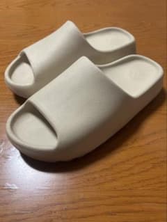 adidas イージースライド　ボーンのサムネイル