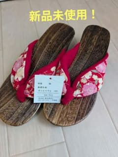 赤い花柄の木製下駄のサムネイル