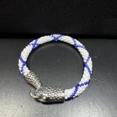 ビーズクロッシェ　ホワイト&ブルー蛇ブレスレット　ハンドメイドのサムネイル