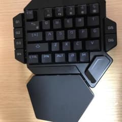 ゲーミングキーボード片手のサムネイル