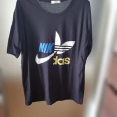 半袖 Tシャツ ブラックadidasNIKEのロゴ入りのサムネイル