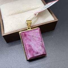 天然　紫紅色ルビー 原石無事牌S925ペンダントトップ 海外鑑別書付き 天然 紫紅色ルビー 原石無事牌S925ペンダントトップ 海外鑑別書付き