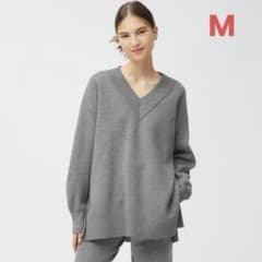 【⭐️可愛い】GU ジーユー　オーバーサイズVネックセーター M 新品のサムネイル