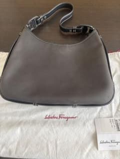 Salvatore Ferragamo ショルダーバッグ 黒　フェラガモのサムネイル