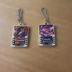 仮面ライダーガッチャード ケミーカード メタルキーホルダー 2点セットのサムネイル