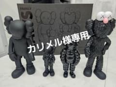 激レア KAWS FAMILY BLACK フィギュア セット - メルカリ