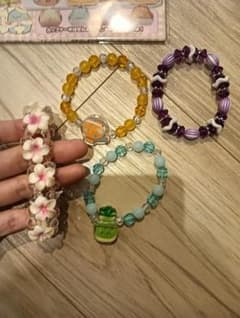 ブレスレットと折り紙のサムネイル