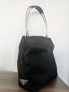【限定セール中★】PRADA ブラック メタルハンドルハンドバッグのサムネイル
