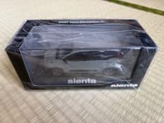 sienta/シエンタ ミニカー 1/30 6×3 アーバンカーキのサムネイル