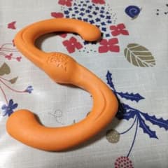 オレンジ色 シリコン S字型犬おもちゃのサムネイル