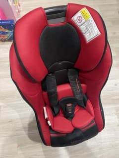 赤と黒 車用チャイルドシートのサムネイル