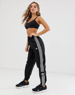adidas トレフォイル ロゴ ジョガーパンツ 人気の3ライン 新品未使用！のサムネイル