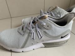 Nike Air Max ライトグレー スニーカーのサムネイル