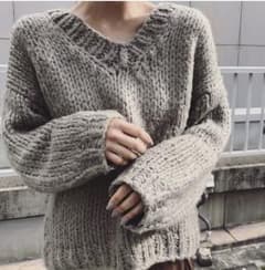 isn't she? セーターのサムネイル