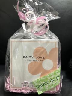 marc jacobs daisy love 香水のサムネイル
