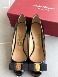 おすすめ！ 【Ferragamo】 エナメルブラックオープントゥパンプスのサムネイル