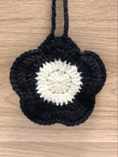 花モチーフ　ミニポーチ　キーホルダー　かぎ針編み　ハンドメイド　編み物　黒のサムネイル