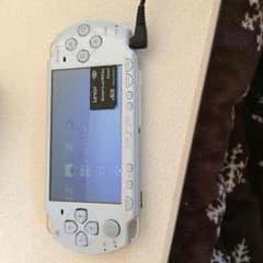PSP 2000 8GBメモリ&充電器付き！のサムネイル