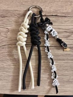 【ハンドメイド♪】BTS ストラップ　白黒　パラコードのサムネイル