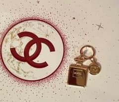 CHANEL 2022ホリデー限定 N°5ボトルチャーム クリスマスのサムネイル