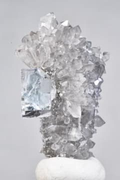 中国浙江省産 スモーキードゥルージークォーツと超透明なフローライトの共生 中国浙江省産 スモーキードゥルージークォーツと超透明なフローライト