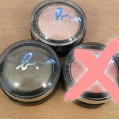 アニエベーのアイシャドウ 一つ600円のサムネイル