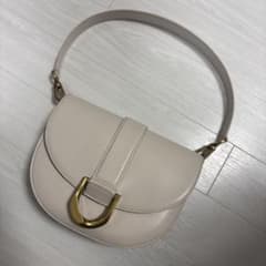 CHARLES & KEITH ベージュショルダーバッグのサムネイル