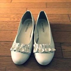 ☆ パールホワイト  ローヒールパンプス 24.5cm ☆のサムネイル