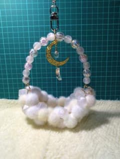 月とファーのハンドメイドチャームのサムネイル